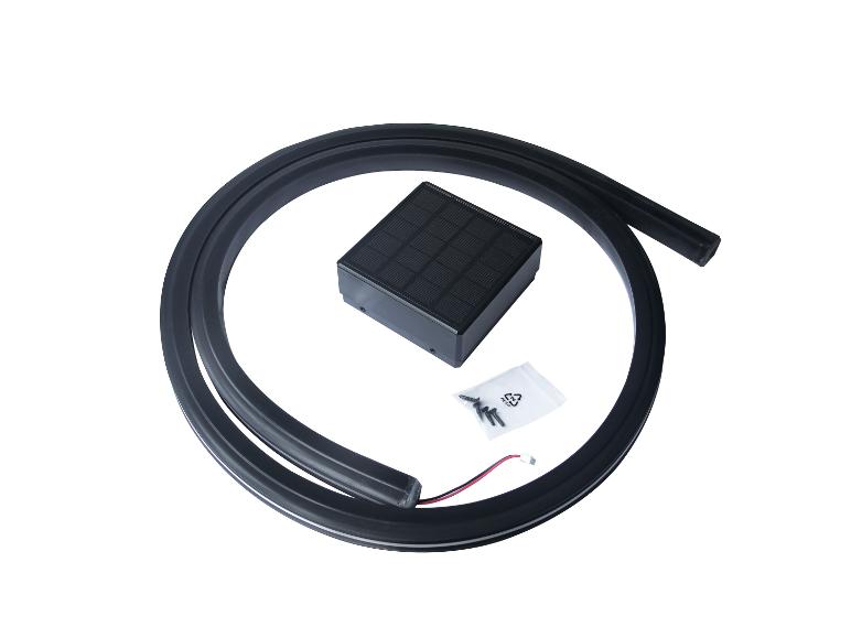 Op zonne-energie werkende LED-stripverlichtingsset met zonnepaneel, lichtstrip en montagemateriaal.