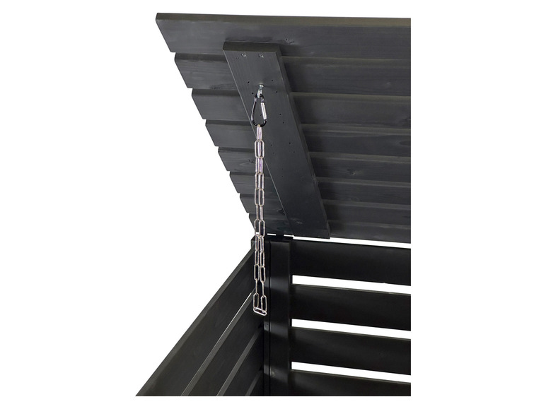 Een zwarte houten opbergdoos met een ketting om de deksel te openen.