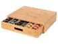 Bamboe koffiecapsule-organizer met open lade die diverse gekleurde capsules toont.