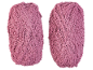 Twee roze getextureerde badmatten met een chevronpatroon.