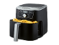 Zwarte airfryer met een digitaal display dat 200 graden Celsius toont, gevuld met frietjes.