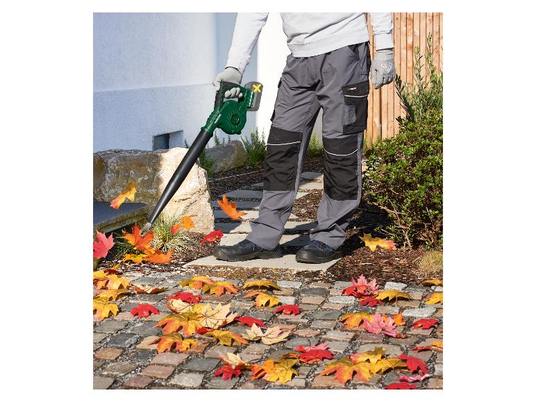 PARKSIDE 20V accu-universele blazer in gebruik voor het wegblazen van herfstbladeren.