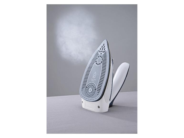 Stoomstrijkijzer met keramische zoolplaat, stoom uitstotend, op een lichtgrijze ondergrond.