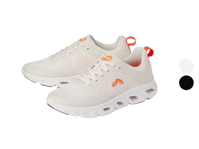 Beige sneakers met oranje accenten.