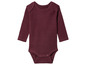 Een donkerrode baby romper met lange mouwen.