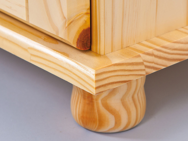 Een detail van een houten kast met een poten.