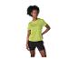 Vrouw in een limoengroen sportshirt en zwarte shorts.