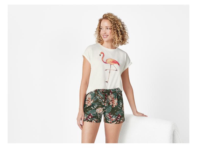 Wit T-shirt met flamingo print en tropische bloemen shorts.
