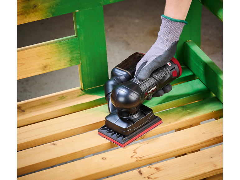 Handpalmschuurmachine voor het schuren van een houten bank.