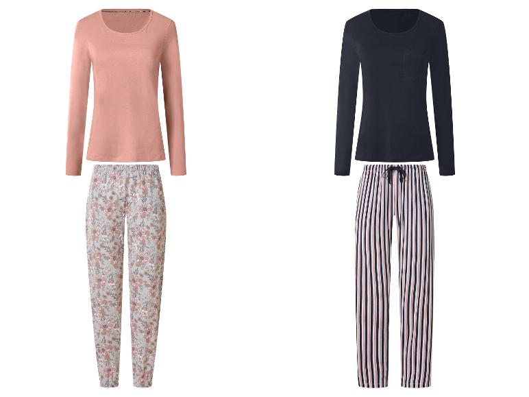 Twee pyjamasets: één met een perzikkleurige top en bloemenbroek, één met een marineblauwe top en gestreepte broek.