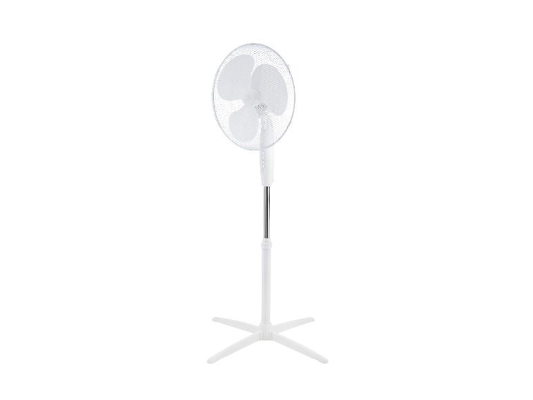 Witte staande ventilator met een ronde kop en een kruisvormige voet.