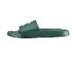 Groene slipper met rode stiksels en een grafische print op de band.