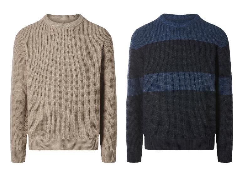 Twee herentruien van gebreid materiaal: een beige en een donkerblauwe met strepen.