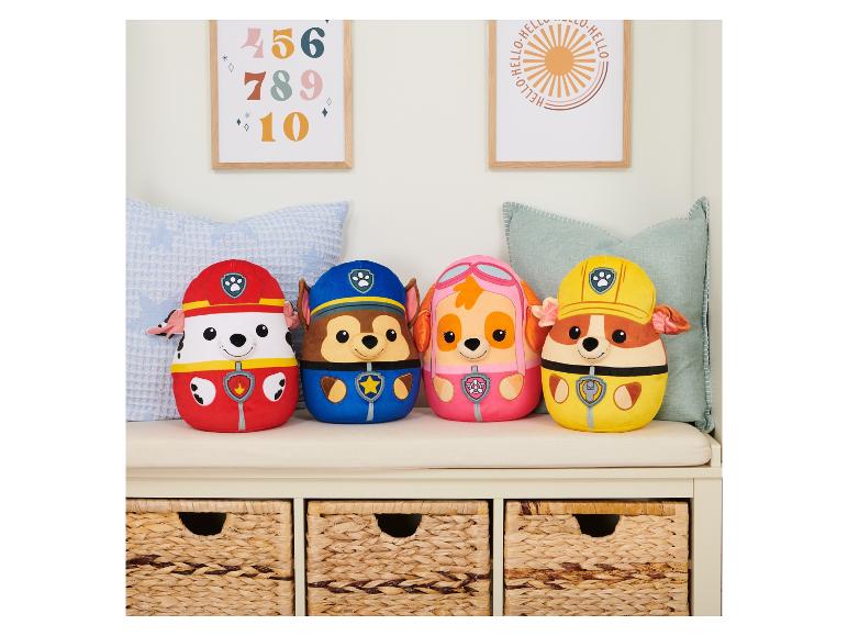 Paw Patrol knuffels op een bank met rieten manden.