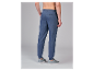 Man van achteren gezien met blauwe joggingbroek en grijze sneakers.