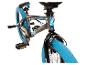 Close-up van een grijze BMX fiets met blauwe banden en zwarte details