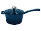 Donkerblauwe geëmailleerde gietijzeren steelpan met deksel en metalen knop
