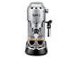 DeLonghi Dedica Style pistonmachine met twee kopjes koffie.
