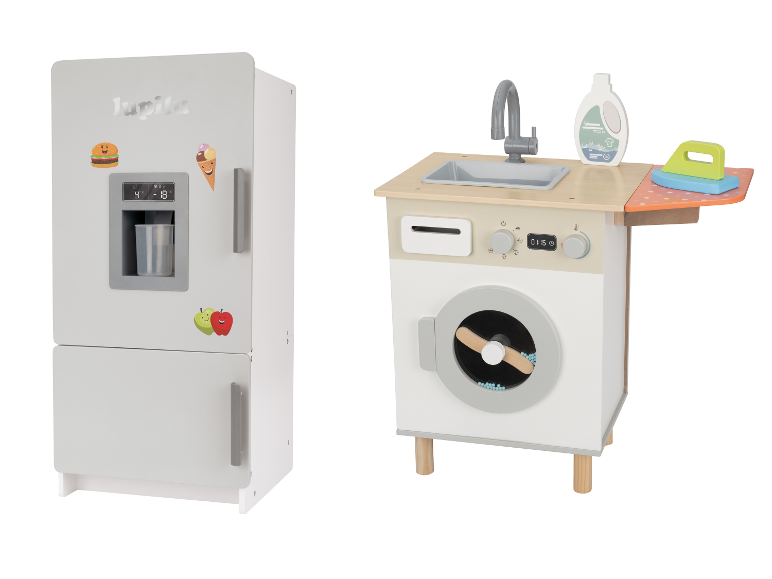 Speelgoedkoelkast en wasmachine met gootsteen, strijkijzer en wasmiddelfles.