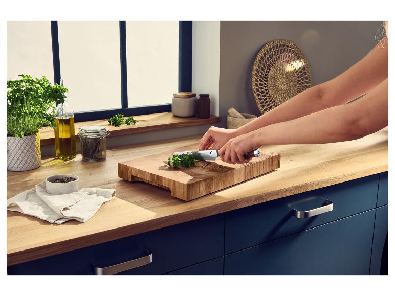 SILVERCREST® Premium houten hakblok in gebruik in de keuken.