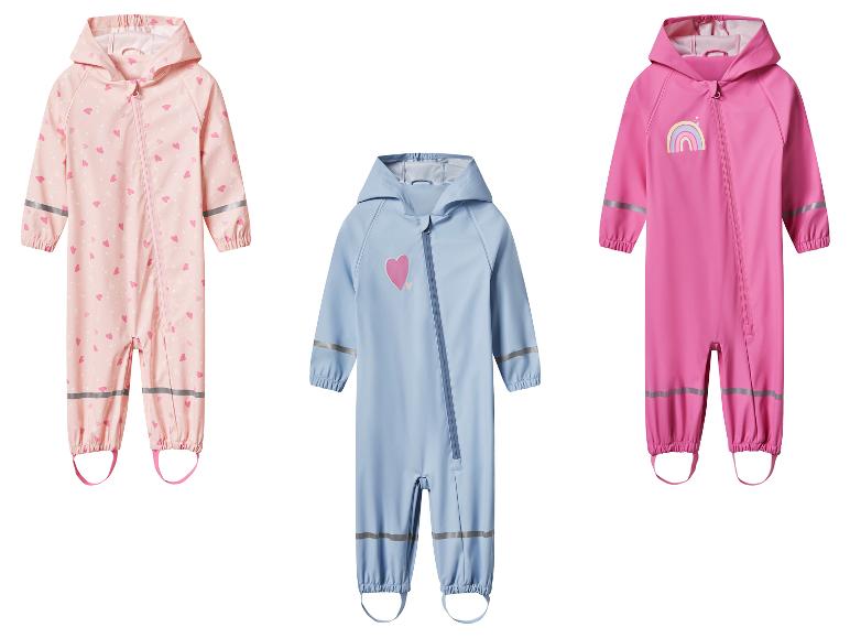 Drie kinderregenpakken: roze met hartjes, blauw met een hart en roze met een regenboog.