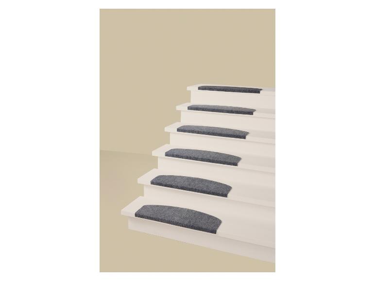 Witte trap met grijze vilten traptreden
