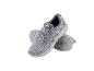 Grijze sportschoenen met witte zool en veters