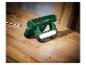 Groene werklamp op een houten werkbank met schroevendraaiers en schroeven