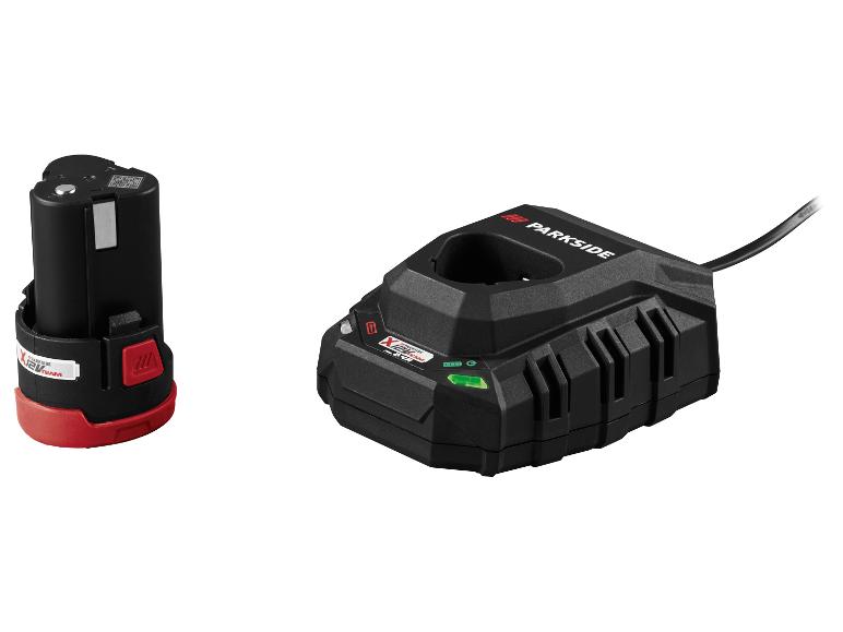 Zwarte acculader en zwarte accu met rode accenten.