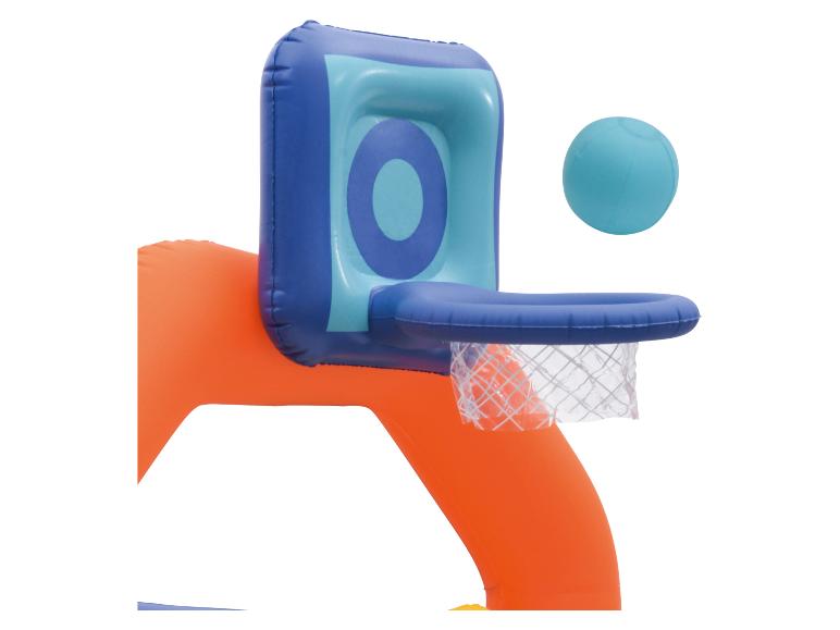 Opblaasbare basketbalring met blauwe bal, ideaal voor waterspelletjes.