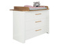 Witte commode met drie lades en een commodeblad van hout.