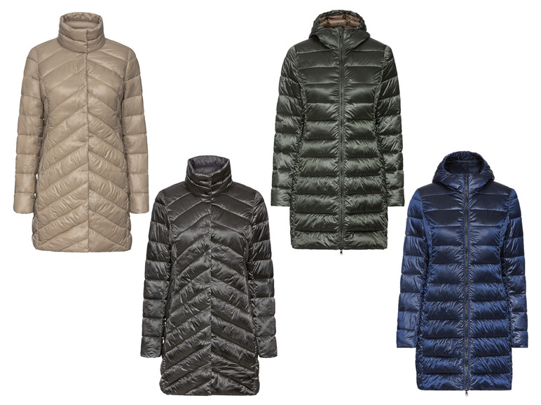 Drie lange donsjassen in beige, groen en blauw.