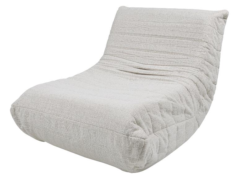 Beige chaise longue met textieltextuur en plooien