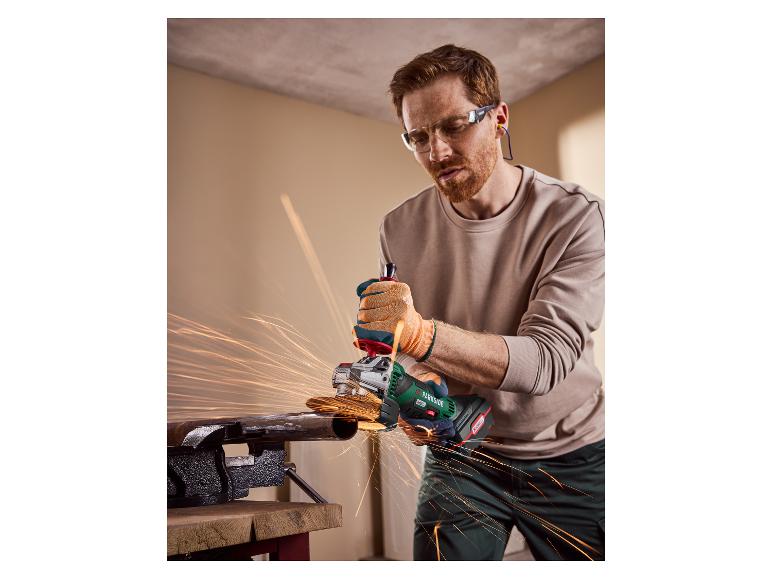 Man met veiligheidsbril en oordopjes gebruikt een Parkside haakse slijper.