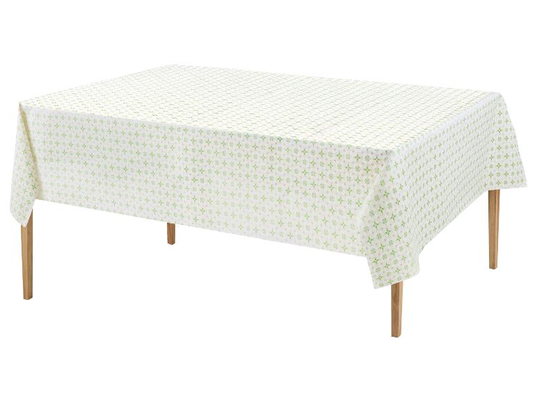 Wit tafelkleed met een groen geometrisch patroon op een houten tafel.