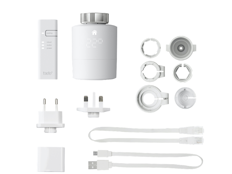 Slimme thermostaatkit met bedieningseenheid, radiatorventiel, stroomadapters en kabels.