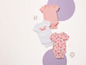 Drie baby-onesies met korte mouwen: roze effen, wit met palmen en roze met bloemen.