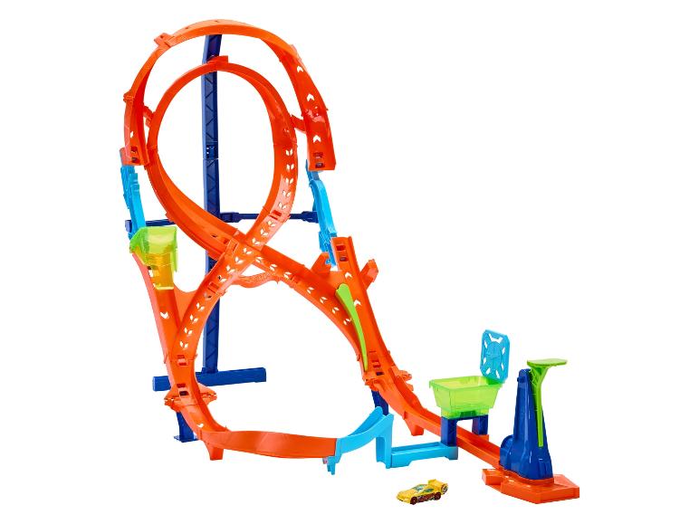 Oranje en blauwe Hot Wheels racebaan set met loopings, hellingen en een gele auto