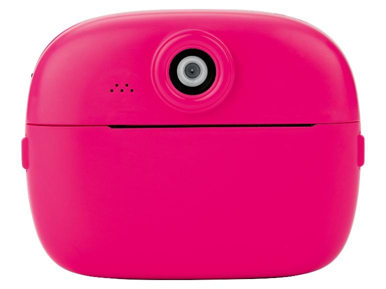 Vooraanzicht van een felroze instantcamera met een lens en papieruitvoersleuf.