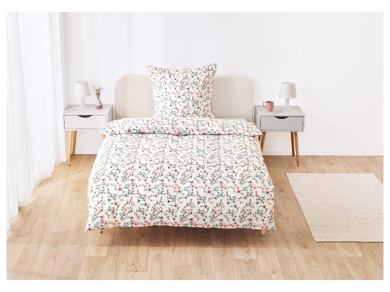 Bloemen beddengoed: hoeslaken, kussensloop, florale stijl.