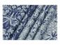 Blauwe en grijze stof met bloemenprint en plooien