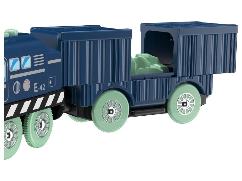 Blauwe speelgoedtrein met goederenwagons en groene wielen.