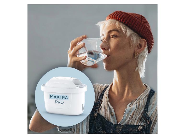 Vrouw drinkt water uit glas, met een waterfilterpatroon 'MAXTRA PRO' in een cirkel.