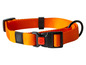 Een oranje hondenhalsband met een zwart gesp en een Karlie merk.