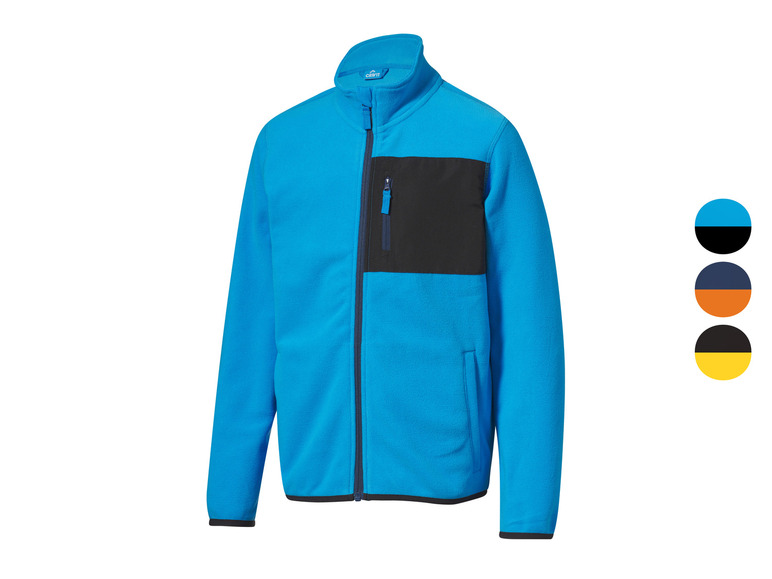 Een blauwe fleecejas met een zwarte contrasterende borstzak.