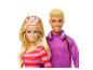 Twee poppen, een blonde vrouw met hartvormige zonnebril en een blonde man met koptelefoon.