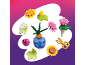 Kleurrijke speelgoedbloemen, gouden schaar en blauwe gieter om mee te spelen.