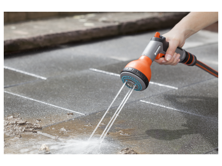 Gardena sproei-lans: terras reinigen.