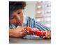 Een kind houdt een rode LEGO Ferrari F40 vast.
