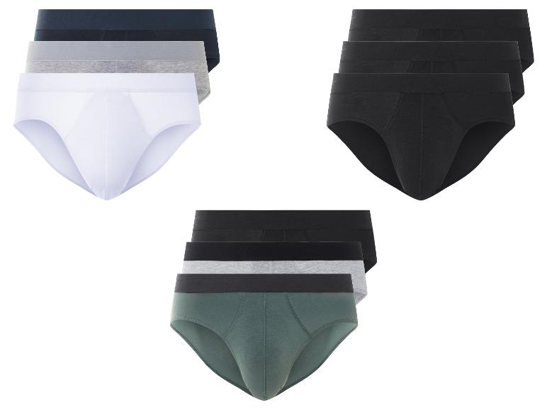 Pakketten witte, zwarte en groene onderbroeken.